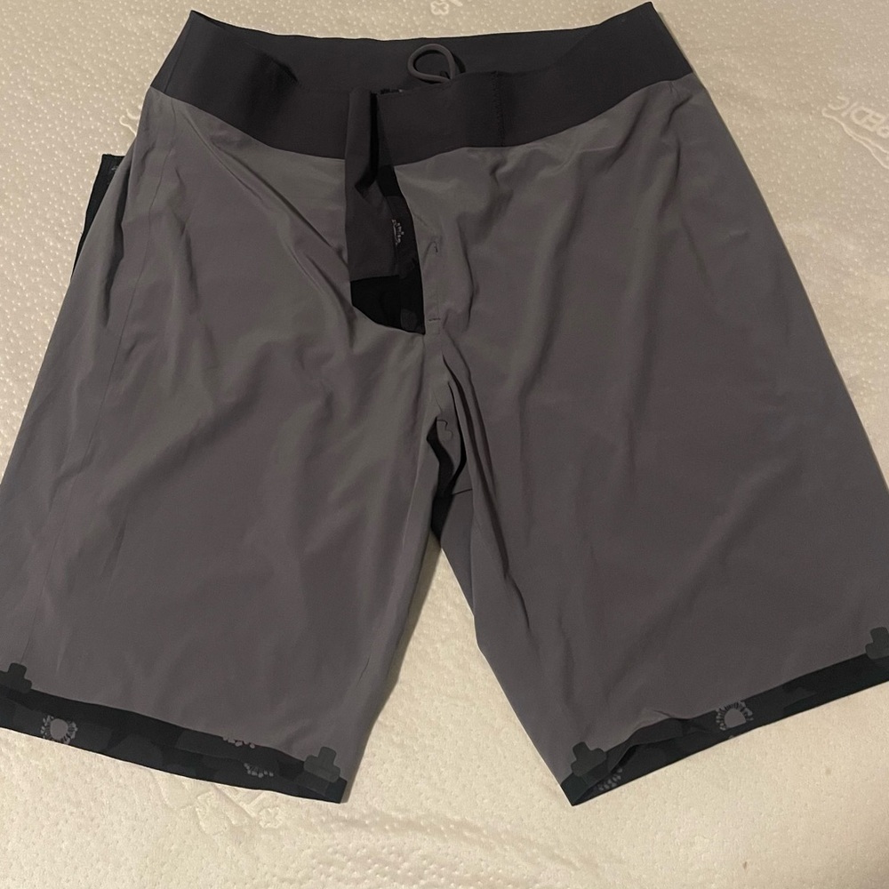 Lululemon mens gray black floral swim trunks - Picture 6 of 10